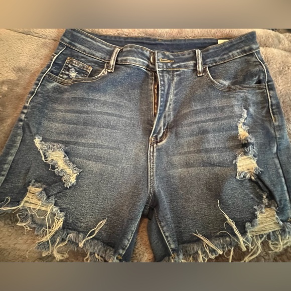 High stretch, solid colored, distressed shorts xl - Picture 4 of 9